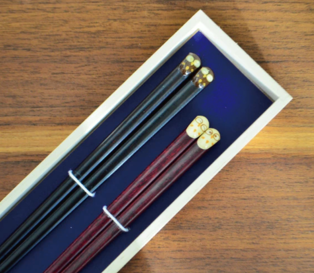 带有名字插入的情侣筷子的丰满猫头鹰筷子